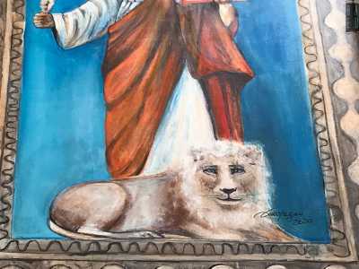 ...poi ho aggiunto la stola rossa sull�abito bianco e ho rivisto il disegno del leone, anche perch� quello di prima sembrava un gatto�